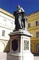 Statue du Cardinal Fesch dans la cour du Palais Fesch © Fondation Napoléon