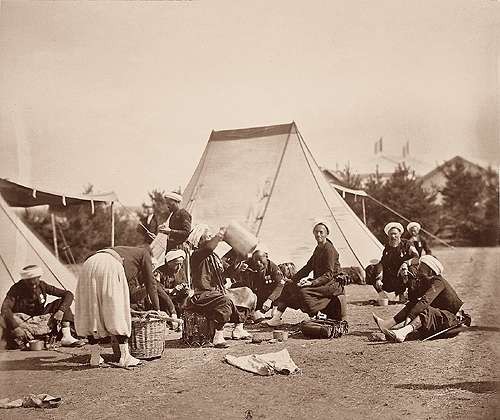 Châlons Camp: zouaves eating