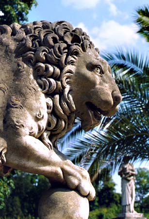 Sculptures sur la terrasse du château de Compiègne