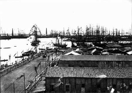 L’inauguration. Bâtiments étrangers à l’entrée du canal àPort-Saïd