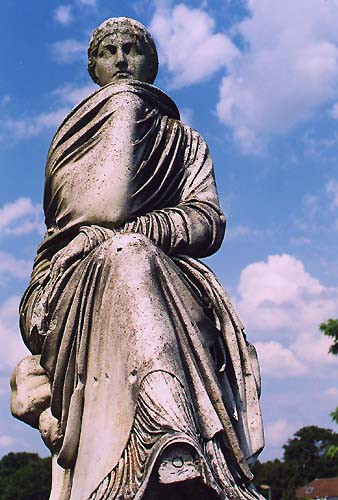 Statue sur la terrasse du château de Compiègne