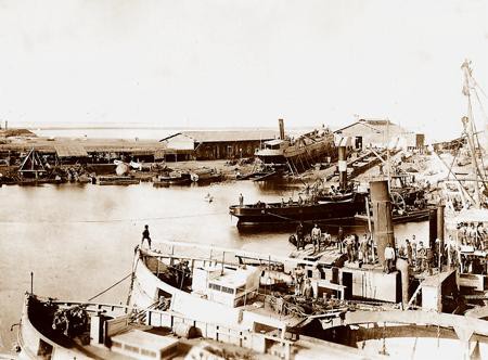 Port-Saïd.  Bassin de l’Arsenal. Atelier de la Compagnie.