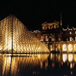 Le musée du Louvre : la pyramide de Pei dans la cour Napoléon