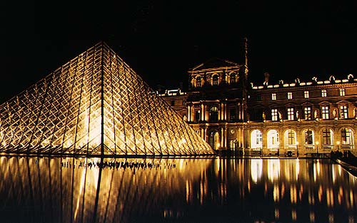 Le musée du Louvre : la pyramide de Pei dans la cour Napoléon