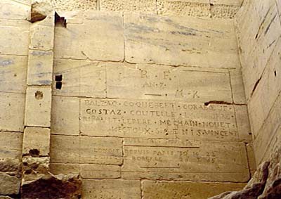 Graffitis dans la troisième salle du temple d’Isis à Philae