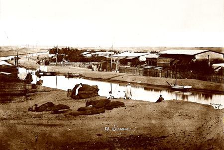 Km. 93. Sérapéum. Rigole d’eau douce et campement.