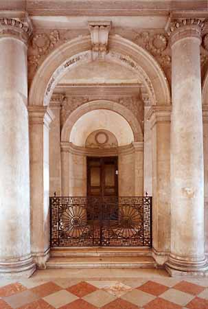 Aile Napoléonienne, place Saint-Marc <br>Portique de San Geminiano (Sotoportego San Geminiano) :