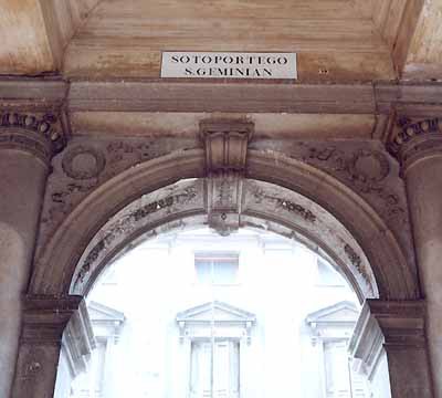 Aile Napoléonienne, place Saint-Marc <br>Portique de San Geminiano (Sotoportego San Geminiano)