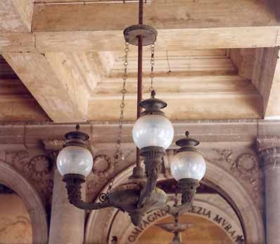 Aile Napoléonienne, place Saint-Marc <br>Lustre du portique de San Geminiano (Sotoportego San Geminiano)