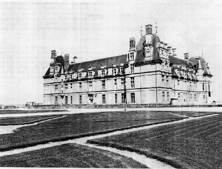 Vue extérieure du château d'Ecouen.