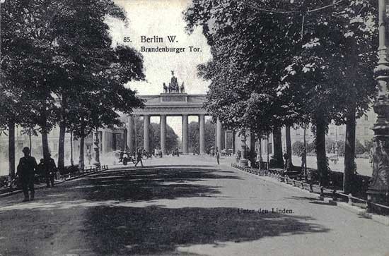 What did Napoleon do with the horses on the Brandenburg Gate, Berlin ?