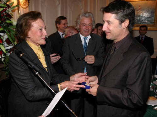 SAI la Princesse Napoléon, ravie, remet une médaille souvenir à un Antoine de Caunes fort ému