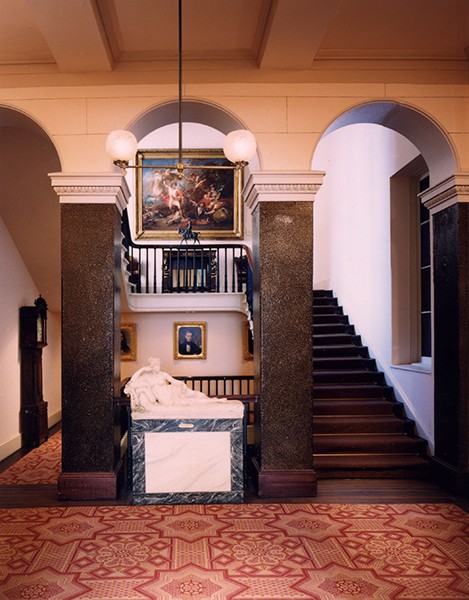 Grand escalier de l'Athenaeum de Philadelphie avec la statue de Pauline Borghese par Canova ©PhilaAthenaeum.org