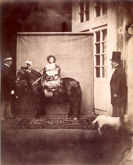 Photographie : Le Prince impérial sur son poney, posant pour le photographe