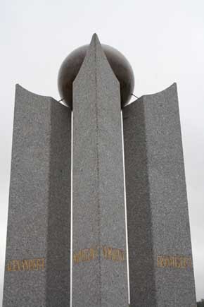 Monument commémoratif de Zbysov : Stèle des 3 Empereurs (vue en hauteur)