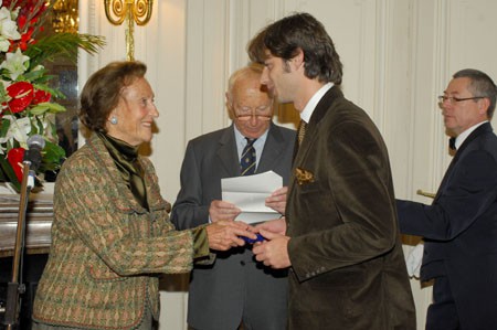 C. Lecosse receiving his prize from HIH the Princesse Napoléon© Fondation Napoléon