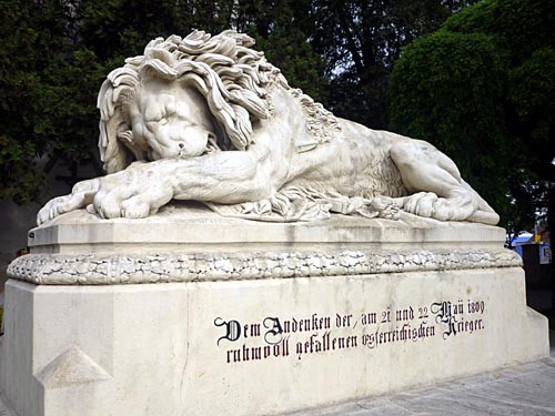 Le Lion d'Aspern érigé devant l'église qui fut le témoin des combats des 21 et 22 mai 1809