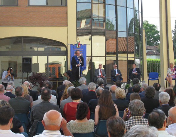 <i>Paolo Filippi, President of the Province of Alessandria, officially opens the museum</i>” /> <BR>The museum, which was funded not only by the Province of Alessandria but also by local bank foundations, namely the <EM>Fondazione Cassa di Risparmio di Alessandria</EM>, the <EM>Fondazione CRT </EM>and the <EM>Fondazione CARIGE</EM>, was officially opened by President of the Province of Alessandria, Paolo Filippi, and speeches were made by Charles Napoléon, descendant of Napoleon and president of the European Federation of Napoleonic Cities, and Vicepresident and Assessore alla Cultura, Maria Rita Rossa. Earlier in the day, the designer and prime mover of the museum, Giulio Massobrio, led invited guests on an inaugural visit.<!-- /paragraph4 --></p>
<p><!-- paragraph5 --></p>
<h2>The evocation</h2>
<p><img src=