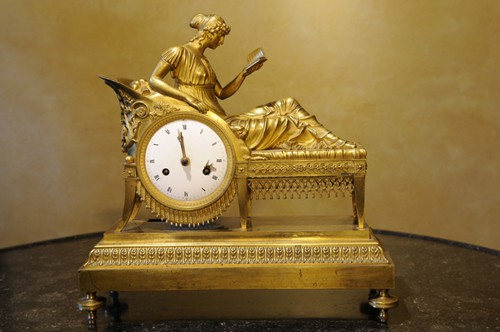 Une horloge de table en bronze doré, provenant des résidences napoléoniennes de l’île d’Elbe