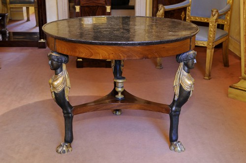 Table ronde en acajou et plateau de marbre noir, provenant des résidences napoléoniennes de l’île d’Elbe