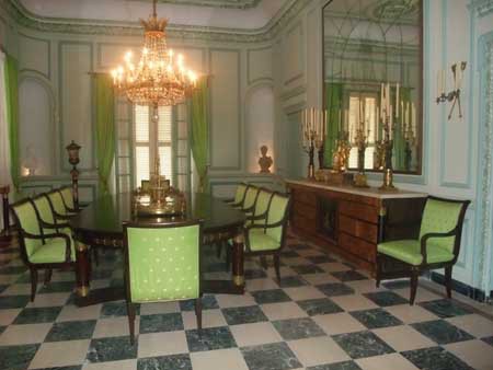 Salle à manger : meubles cubains de style Empire © Fondation Napoléon