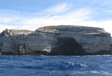 La grotte dite du chapeau de Napoléon (Bonifacio, Corse)