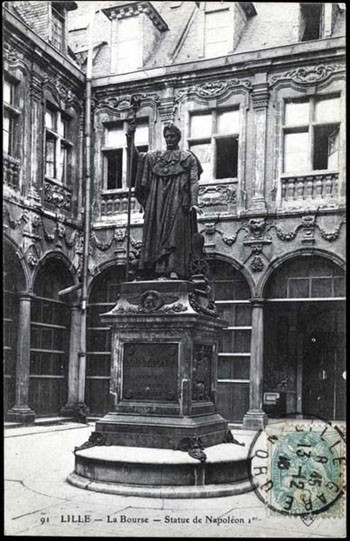 Statue de Napoléon Ier (1769-1821), protecteur de l’Agriculture et de l’Industrie dans la cour de la Vieille Bourse de Lille (entre 1854 et 1976) (carte postale ancienne)