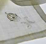 détail de monogramme sur Foulard La photo de Napoléon © Beatrice Speranza