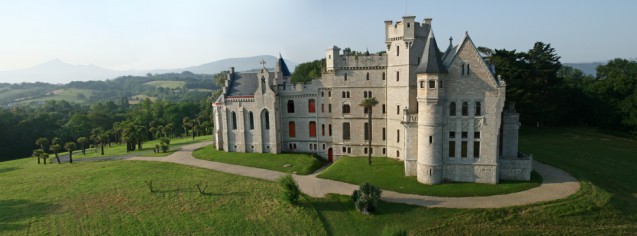 Vue du château d'Abbadia vers la Rhune © C. Rebière-Balloïde Photos