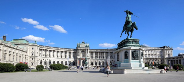 La nouvelle Hofburg à Vienne. Au premier plan, la statue du premier archiduc Charles de Habsbourg