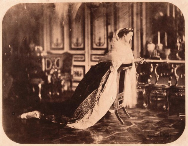 L'impératrice Eugénie agenouillée sur un prie-Dieu dans le salon du palais de Saint-Cloud, photo par Gustave Le Gray, 1856 © RMN-Grand Palais (domaine de Compiègne) / Franck Raux