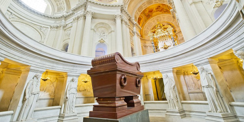 Le tombeau de Napoléon aux Invalides, un lieu de pèlerinage symbolique et politique