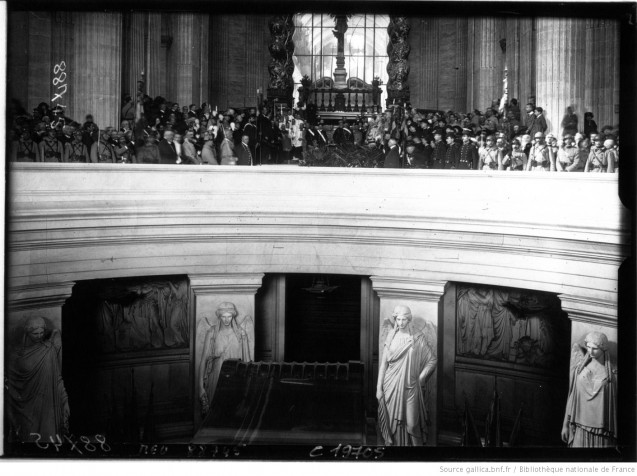 Centenaire de Napoléon aux Invalides l'intérieur pendant la cérémonie au tombeau de Napoléon [photographie de presse] - Agence Meurisse © BnF