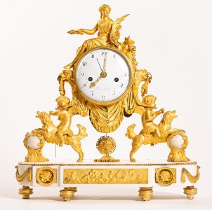 Pendule actuellement proposée par GSLR Antiques, modèle identique était exposé dans les collections du château de la Malmaison, chambre du Prince Eugène ©www.levetchristophe.fr