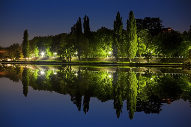 Vue de nuit du parc d'Allier se reflétant dans une rivière © Vichy-Destinations.fr