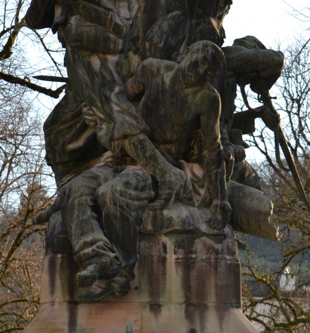 Un artilleur, le seul représenté décédé sur le monument aux morts de 1870, à Figeac<br>© Commune de Figeac. Photo : Stéphane Caray