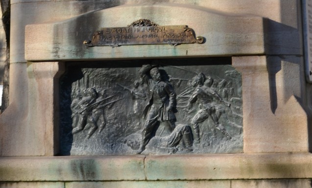 Bas-relief en bronze illustrant l'ultime combat du capitaine Anglade et de ses hommes à Woerth le 6 août 1870 <br>© Commune de Figeac. Photo : Stéphane Caray