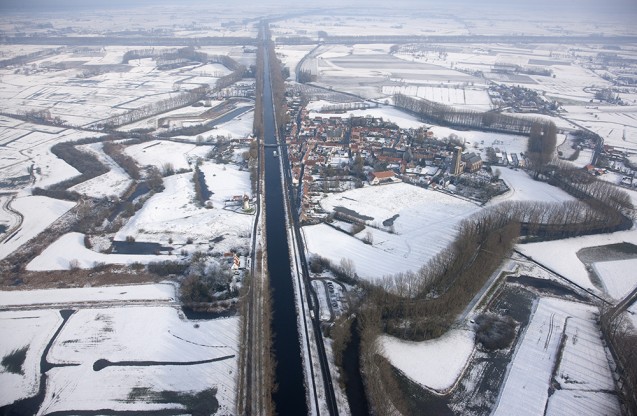 Le canal scie la ville médiévale de Damme en deux. On remarque aussi les sept coins des anciens remparts espagnols autour de la ville. © DR