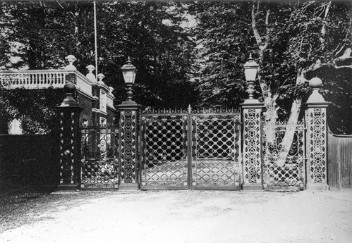 Le portail d'entrée de Camden Place provient de l'Exposition universelle de Paris