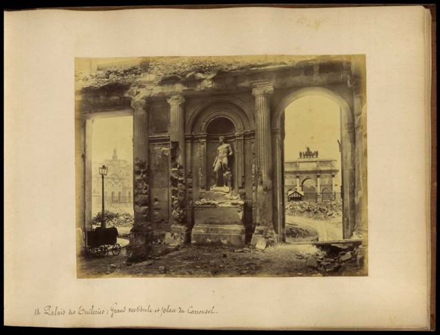 Photographie : Ruines du Palais des Tuileries, grand vestibule et place du Carrousel (mai 1871)