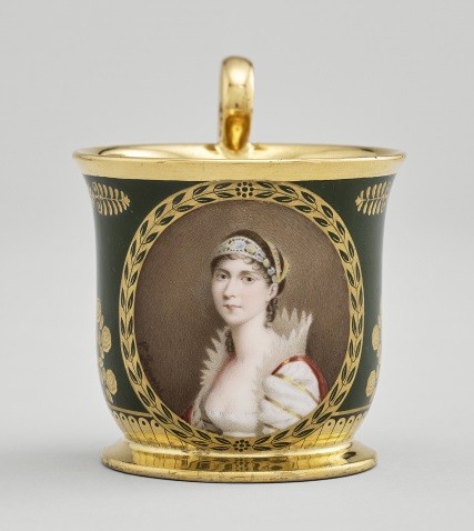 L'impératrice Joséphine, par Marie-Victoire Jaquotot, d'après Jean-Baptiste Isabey, tasse et soucoupe à café "Calice à volute", fond vert de chrome, 1804 © RMN-Grand Palais (Sèvres - Manufacture et musée nationaux) / Tony Querrec