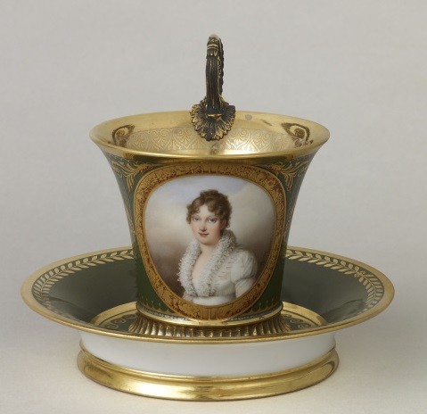 L'impératrice Marie-Louise, par Marie-Victoire Jaquotot, d'après Jean-Baptiste Isabey, tasse "Jasmin à pied cannelé" et sa soucoupe, 1810 © RMN-Grand Palais (Sèvres - Manufacture et musée nationaux) / Martine Beck-Coppola