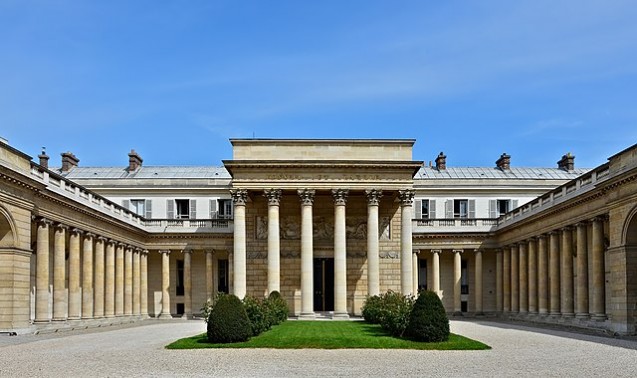 Cour du palais de la Légion d'honneur - Hôtel de Salm 2014 ® JLPC / Wikimedia Commons / CC BY-SA 3.0