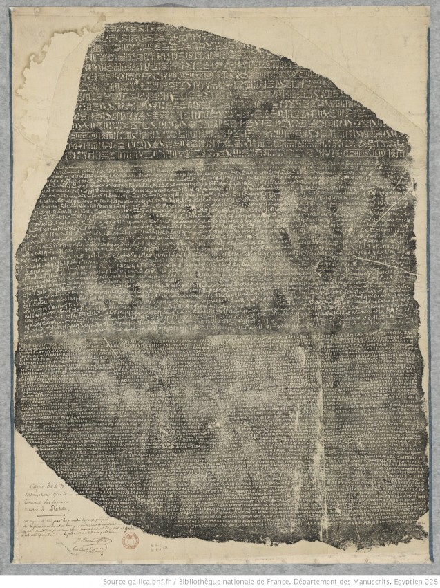 Copie des 3 inscriptions qui se trouvent sur la pierre trouvée à Rosette (estampe de 1799) © BnF/Gallica