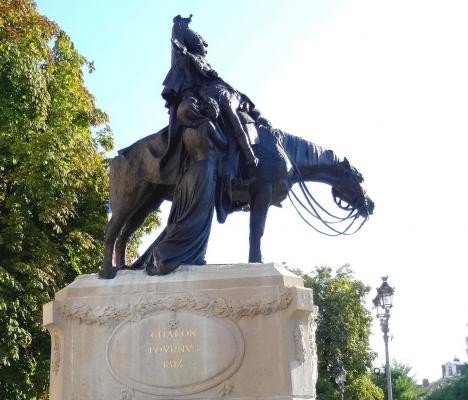 Monument de la Défense à Chalon-sur-Saone portant l'inscription "Aux enfants de l'arrondissement morts pour la Patrie/Chalons Tournus 1814" ; plus tard y a été gravé également "Dijon Belfort 1870-71" <br>© www.petit-patrimoine.com