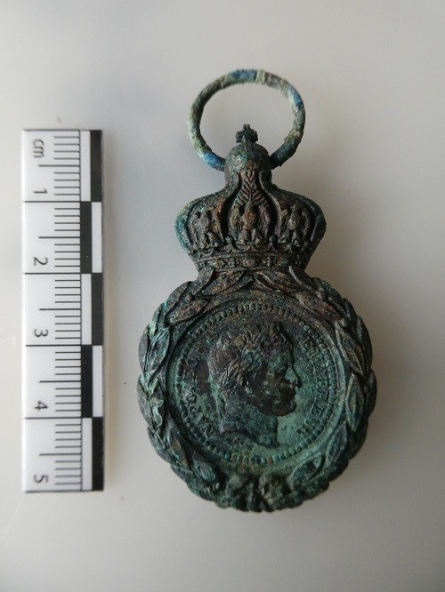 Avers de la médaille de Sainte-Hélène découverte sur l’inhumation du vétéran ancien capitaine de la Garde Impériale décernée en 1857 (objet en bronze oxydé).© JD-Laffite