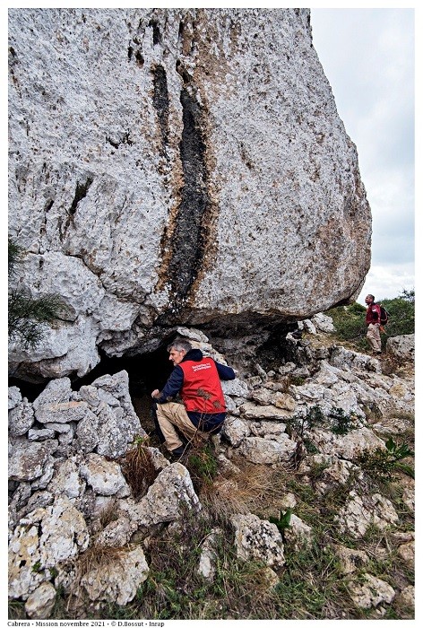 Abris troglodytiques aménagés attribués aux captifs, observés en 2021 dans les environs de la grotte. © Frédéric Lemaire