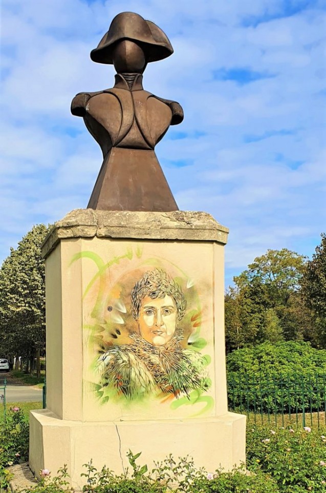 Buste mis en place dans le parc Napoléon de Maisons-Laffitte de 2004 à 2022 © parcmaisonslaffitte.org