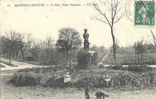 Statue de Napoléon dans le parc du château de Maisons en 1919 © parcmaisonslaffitte.org