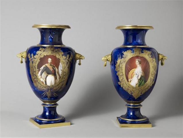 Paire de vases aux portraits de Napoléon III et d'Eugénie, par la Manufacture de Sèvres - château de Compiègne ©RMN-Grand Palais (domaine de Compiègne) / Thierry Ollivier